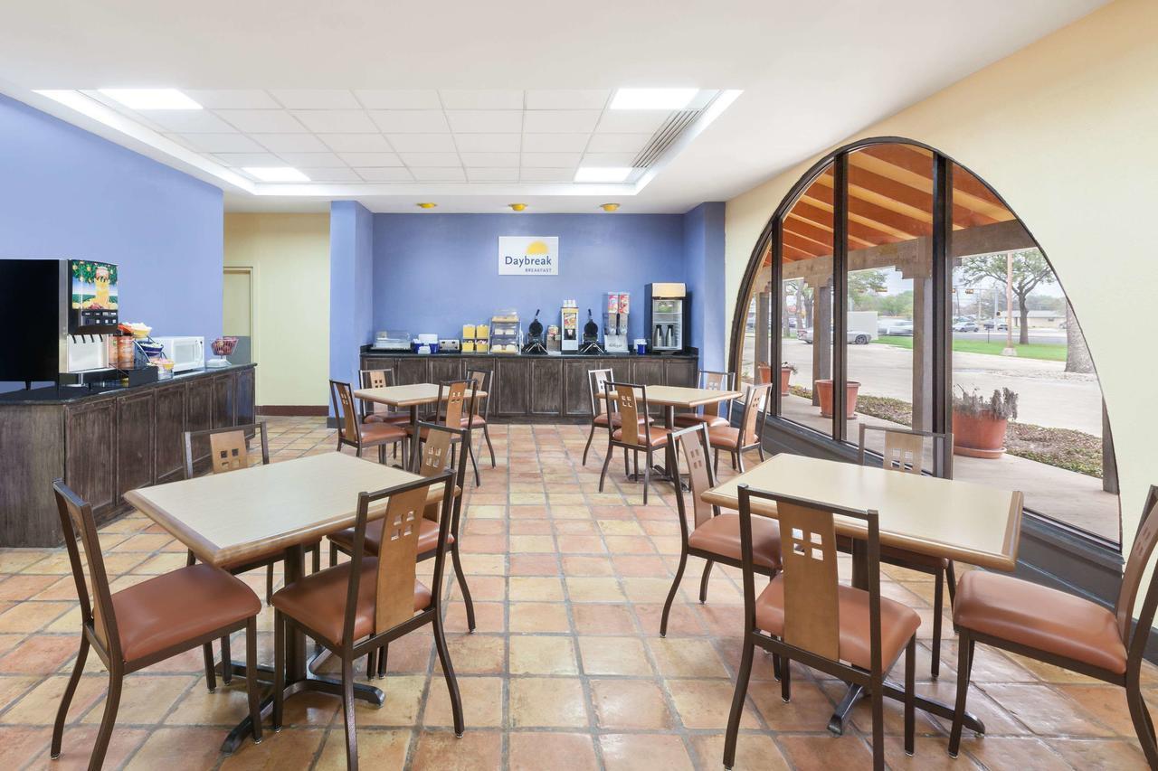 Days Inn By Wyndham Uvalde Εξωτερικό φωτογραφία