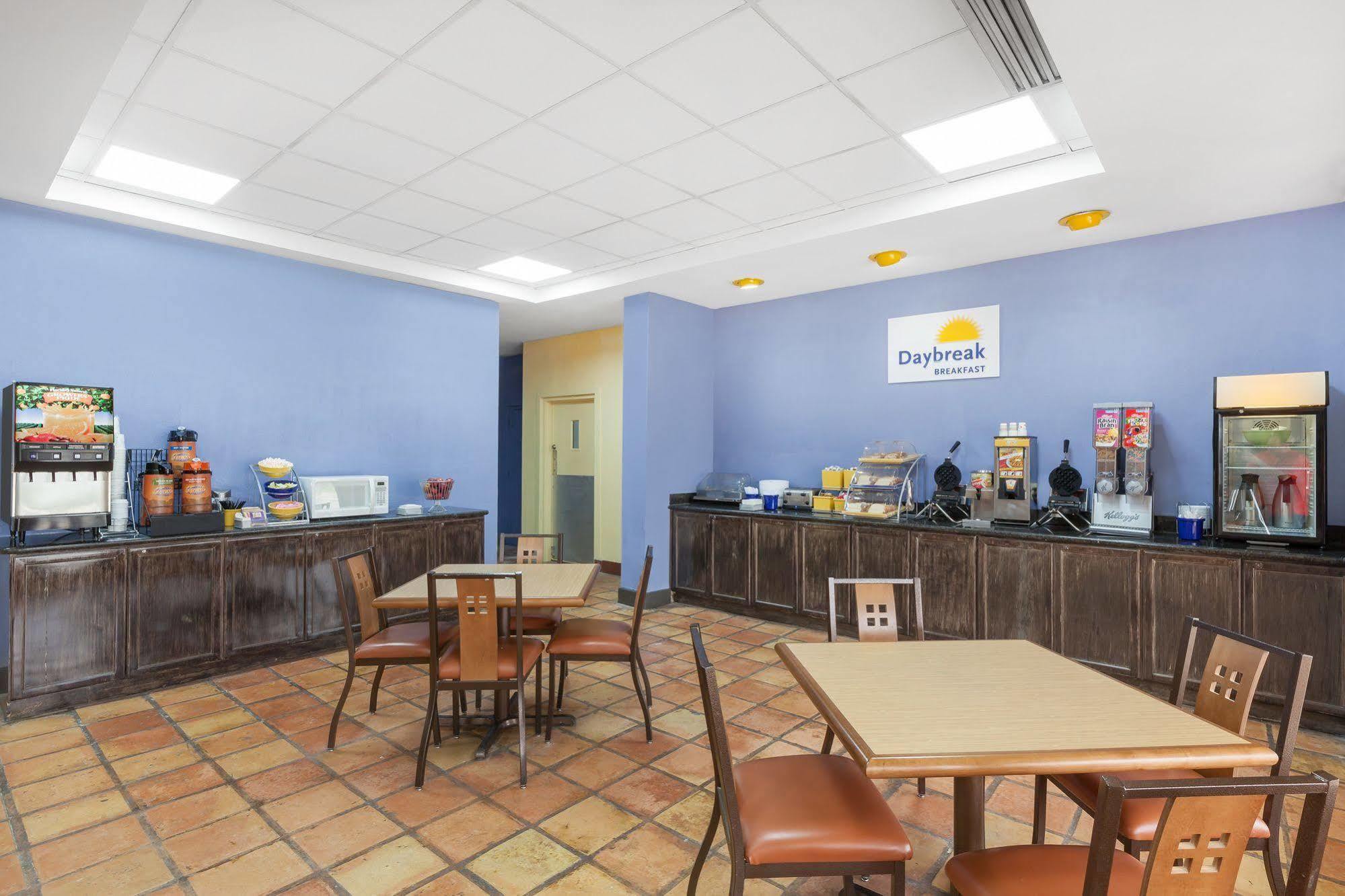 Days Inn By Wyndham Uvalde Εξωτερικό φωτογραφία